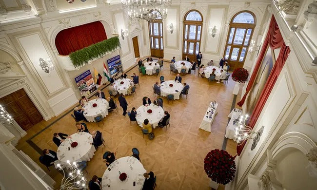 Eleganter Festsaal mit Gästen